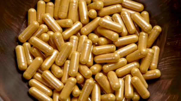 Cúrcuma Cápsulas Tigela Madeira Suplemento Ervas Pílulas Naturais Curcumina Antioxidante — Vídeo de Stock