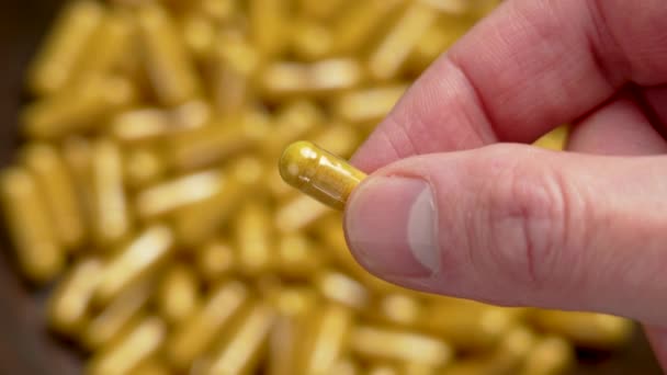 Kapsul Suplemen Turmerik Tangan Pil Obat Herbal Kuning Dengan Bubuk — Stok Video