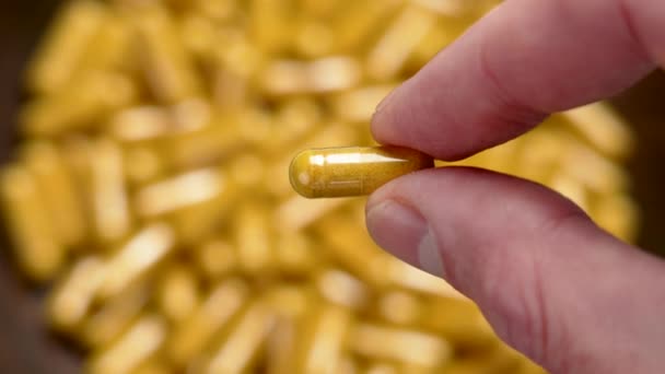 Obat Herbal Curcuma Tangan Kapsul Medis Kuning Dengan Bubuk Kunyit — Stok Video