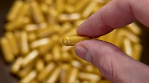 Curcuma Açafrão Cápsulas Suplemento Tigela Madeira Comprimido Ervas Medicinais Amarelas — Vídeo de Stock