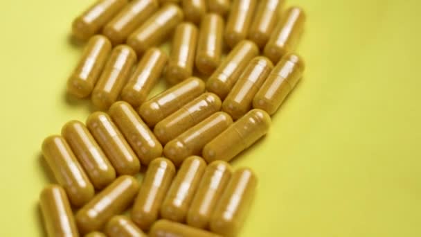 Żółte Tabletki Kurkuminy Ekstraktem Kurkuminy Kolorowym Tle Koncepcja Medycyny — Wideo stockowe