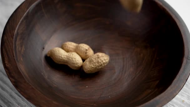 Einer Schale Geröstete Erdnüsse Die Eine Hölzerne Schüssel Fallen Ganze — Stockvideo