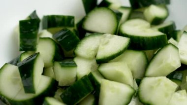 Yakın mesafeden dilimlenmiş taze organik salatalık. Salata malzemeleri. Döndürme.