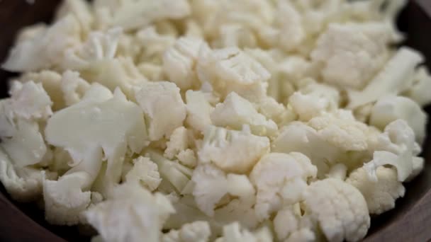 Coliflor Cruda Fresca Picada Piezas Cayendo Cámara Lenta Vegetales Ingredientes — Vídeos de Stock