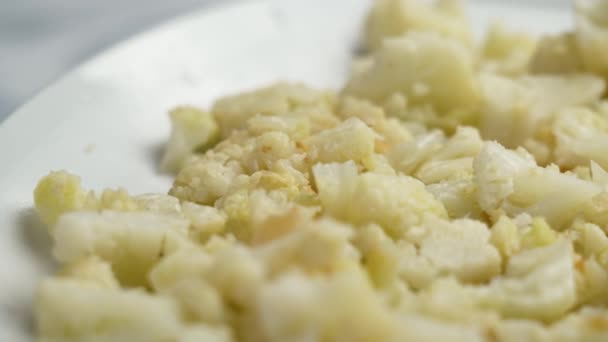 Domowej Roboty Pieczone Kawałki Kalafiora Białej Płycie Kuchennej Kuchnia Śródziemnomorska — Wideo stockowe