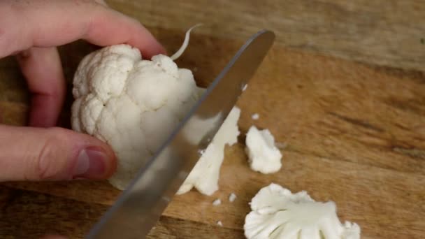 Řezání Čerstvého Květáku Nožem Dřevěné Kuchyňské Sekací Desce Zblízka Příprava — Stock video
