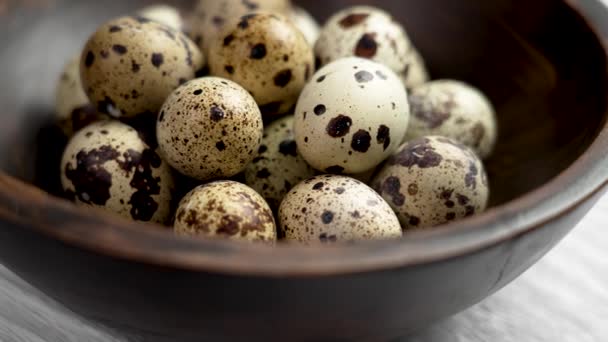 Натуральные Перепелиные Яйца Деревянной Чаше Закрываются Сырые Ингредиенты Вращение — стоковое видео