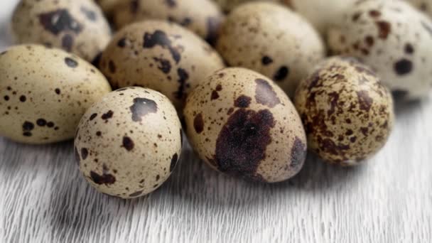 Huevos Frescos Codorniz Moteados Una Tabla Rústica Ingrediente Orgánico Crudo — Vídeos de Stock