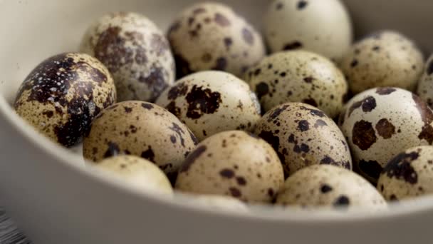 Huevos Codorniz Con Manchas Marrones Cuenco Cerámica Los Ingredientes Crudos — Vídeos de Stock
