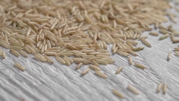 未煮熟的长荞麦米种子在农村板关闭 — 图库视频影像