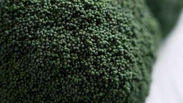 Frischer Grüner Brokkoli Kopf Rohpflanzliche Zutaten Nahaufnahme Gesunde Biologische Lebensmittel — Stockvideo