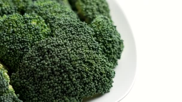 许多新鲜的西兰花在厨房的白盘上切成块 烹调绿色天然营养蔬菜餐 素食配料 — 图库视频影像