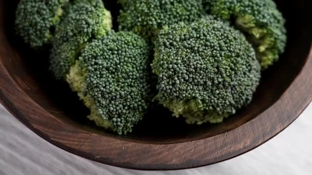 Pezzi Broccoli Freschi Biologici Ciotola Rustica Fattoria Verdure Fresche Pianta — Video Stock