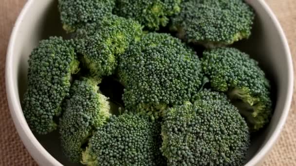 Grünes Bio Frisches Brokkoli Gemüse Keramikschale Auf Einem Rustikalen Sacktuch — Stockvideo