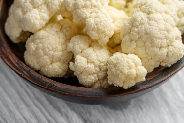 Tahta kasede taze karnabahar. Çiğ sebze diyeti malzemeleri kapanıyor.. 