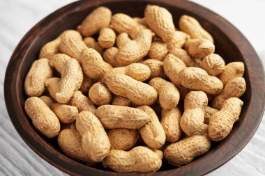 Kabuklu fıstık kabukları. Bir kase dolusu kıtır kıtır besleyici malzeme.. 