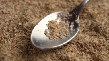 Karaciğer sağlığı için kaşık içinde öğütülmüş süt devedikeni tohumları içeren Silymarin tozu takviyeleri. Alternatif bitkisel ilaç bileşeni. Döndürme