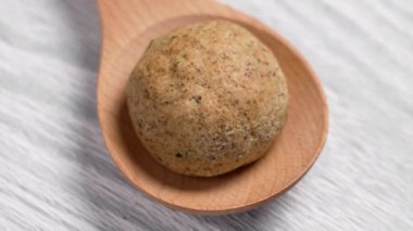 Mutfak tahtasındaki ahşap kaşıkta taze pişmiş ev yapımı çörek. Paskalya ekmeği. Döndürme