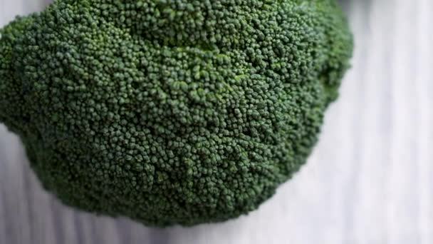 Hromada Čerstvé Syrové Zelené Brokolice Dřevěném Pozadí Zdravý Životní Styl — Stock video