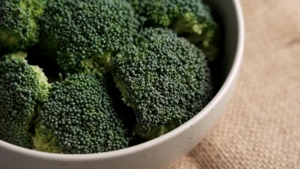 Broccoli Vegetali Freschi Ciotola Con Iuta Ruvida Texture Verde Della — Video Stock
