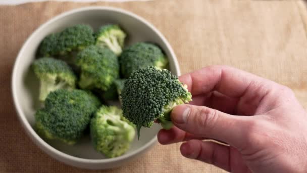 Färsk Grönsaksbroccoli Kockens Hand Grön Textur Korsblommiga Växter Friska Livsstil — Stockvideo