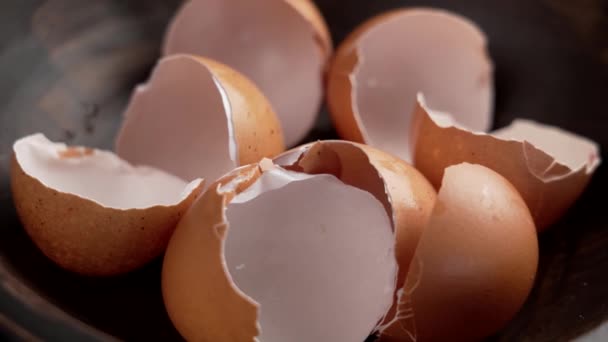 Cáscaras Huevo Rotas Huevos Marrones Pollo Tazón Cocina Madera Basura — Vídeos de Stock