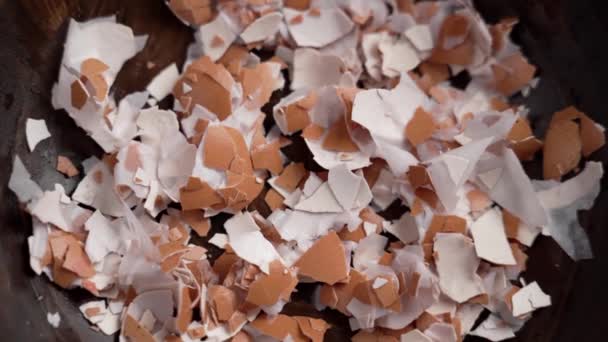 破碎的蛋壳掉进一个木制碗里 用来准备农用土地的钙肥 慢动作 — 图库视频影像