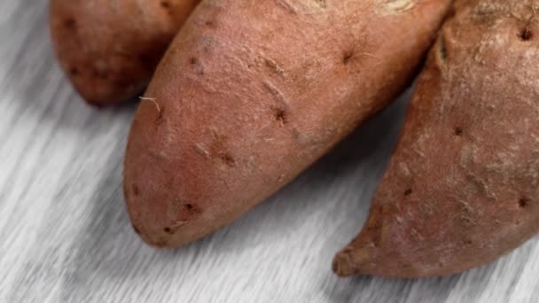 Las Batatas Crudas Enteras Sin Pelar Una Tabla Cocina Cierran — Vídeo de stock