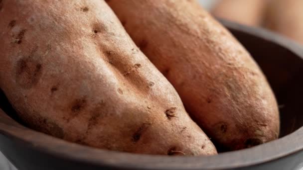 Mutfak Ahşap Kasesinde Pişmemiş Tatlı Patates Tatlı Patates Soyulmamış Bütün — Stok video