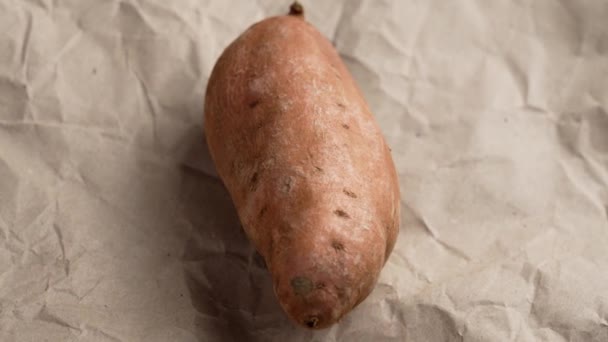 包装纸上没有剥皮的红薯 新鲜巴塔根 — 图库视频影像