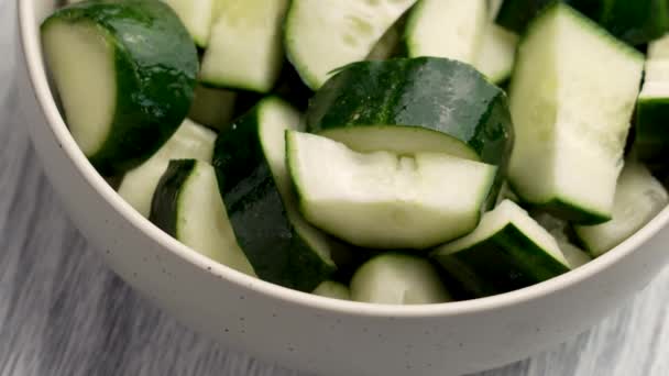 Seramik Kasede Sebzeli Organik Salata Malzemeleri Var Dilimlenmiş Taze Salatalık — Stok video