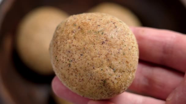Okrągły Chleb Bezglutenowy Bułka Mąki Ryżowej Dłoni Chleb Domowej Roboty — Wideo stockowe