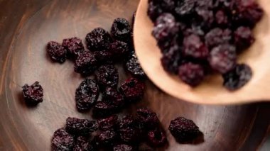 Ahşap mutfak kaplarında servis edilen tohumsuz organik çiğ kirazlar. Sağlıklı doğal vitamin atıştırmalıkları.