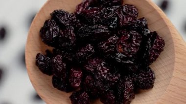 Kırsal ahşap kaşıkta organik çiğ kiraz böğürtleni. Sağlıklı vitamin bileşeni. Seçici odak