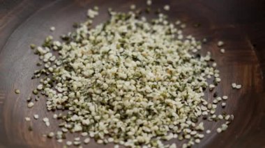 Tahta kasede kenevir tohumu. Ayrı yemek takviyesi yakın çekim. Döndürme