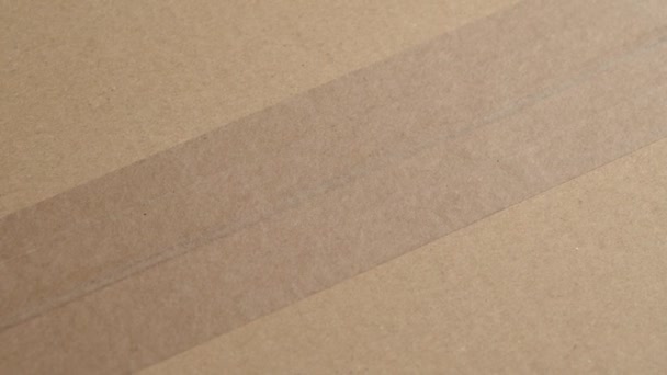 包裹纸板箱关闭与纸褐色胶带关闭 定单装运概念 — 图库视频影像