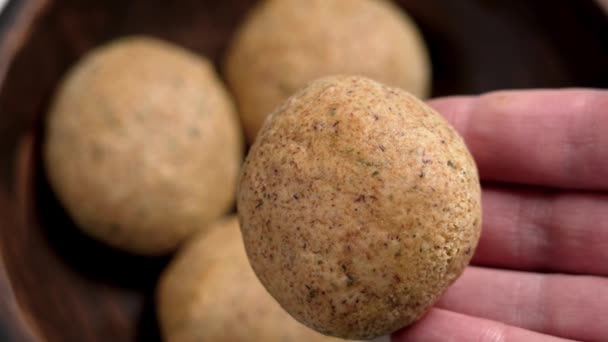 Σπιτικό Φρεσκοψημένο Ψωμάκι Ψωμάκι Σπόρους Και Κόκκους Από Βιολογικό Αλεύρι — Αρχείο Βίντεο