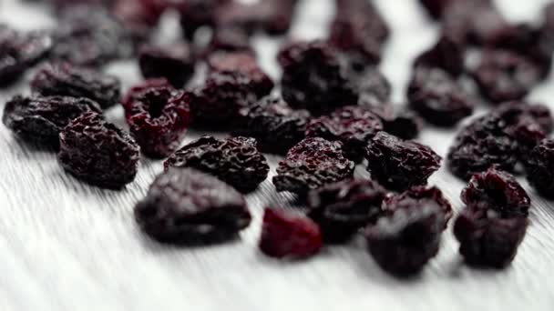 Dokulu Mutfak Tahtasındaki Tatlı Kuru Kiraz Yaklaş Besleyici Kurutulmuş Meyveler — Stok video