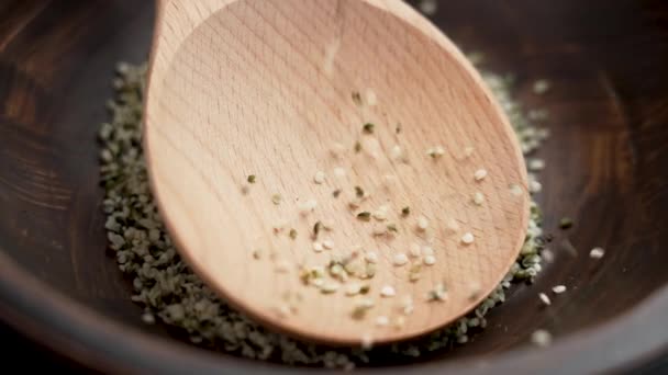 Bio Hanfsamen Fallen Rustikaler Küchenschüssel Zeitlupe Auf Einen Holzlöffel Cannabis — Stockvideo