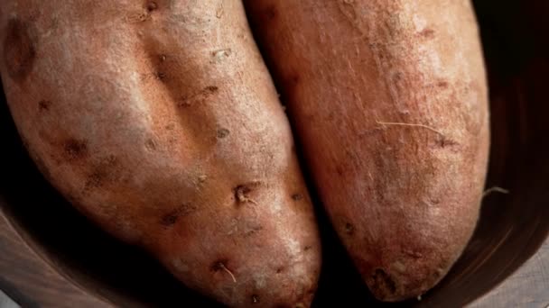 Batatas Enteras Tazón Rústico Madera Raices Ñame Crudas Sin Cocer — Vídeo de stock