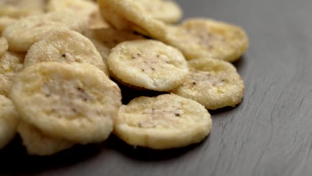 Batatas Fritas Banana Secas Numa Textura Madeira Fruta Fatiada Nutritiva — Vídeo de Stock