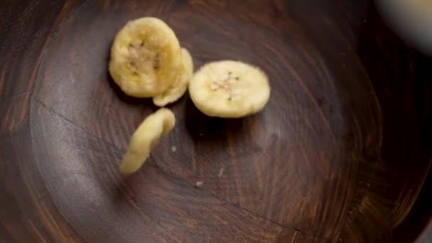 Batatas Fritas Banana Secas Caindo Uma Tigela Madeira Rústica Câmera — Vídeo de Stock