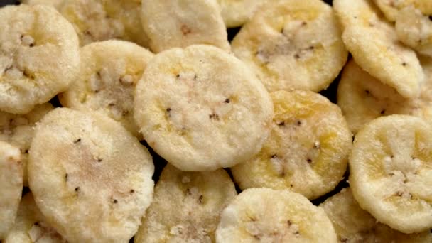 Gedroogde Gesneden Bananen Bovenaanzicht Knapperig Droog Fruit Chips Close Rotatie — Stockvideo