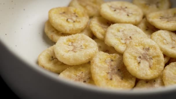 Batatas Fritas Banana Secas Taça Cerâmica Fruta Fatiada Nutritiva Desidratada — Vídeo de Stock