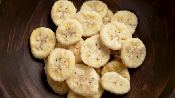 Gedroogde Biologische Bananen Houten Bruine Kom Bovenaanzicht Knapperig Droog Fruit — Stockvideo