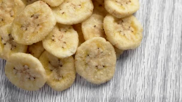 Lanche Banana Orgânica Seco Uma Superfície Texturizada Placa Branca Fritas — Vídeo de Stock