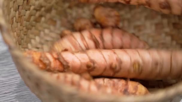 Racines Curcuma Biologique Tombant Dans Une Vannerie Rustique Ralenti Rhizomes — Video