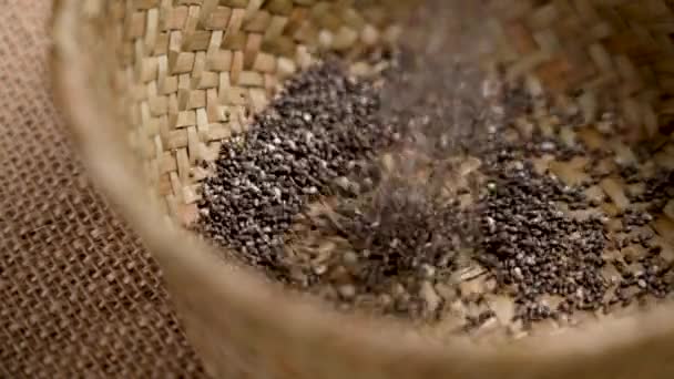Super Zdrowe Nasiona Chia Wlewające Się Wiejskiej Miski Szorstkim Worku — Wideo stockowe