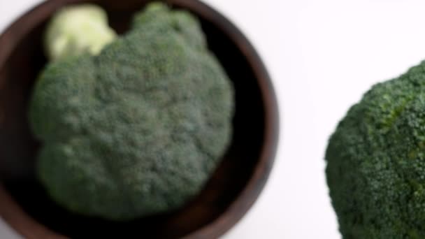 Сира Броколі Голова Руці Хрусткі Овочі Зелена Органічна Дієтична Їжа — стокове відео