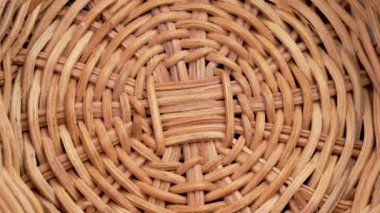 Boş el işi rattan hasır kasesinin desenli deseni yakın plan. Üst Manzara. Döndürme